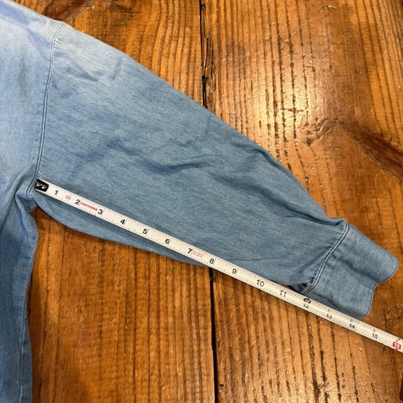 Old Navy Boyfriend Denim Shirt Light Wash Button Down Size Small - Picture 8 of 8
